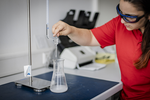 Frau führt eine chemische Titration im Labor durch.jpg